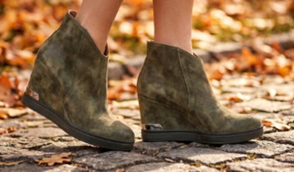 Donald J. Pliner Green Distressed Suede Dafne Ankle Boots sz 8M